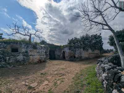 Risaliamo sul lato opposto della vallata dove incrociamo le ultime grotte del villaggio rupestre